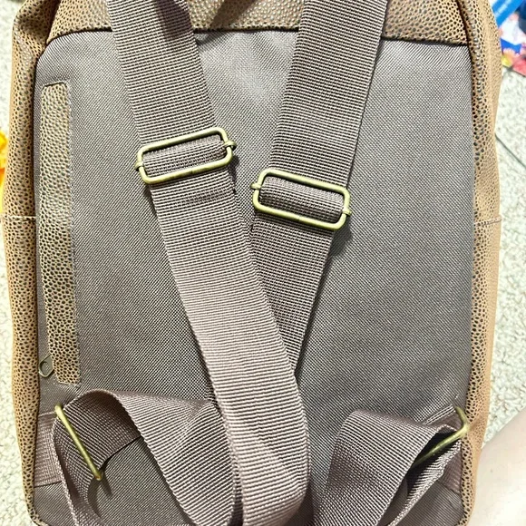 Brown Leather Men's backpack w/ back side zipper compartment. - Picture 5 of 6